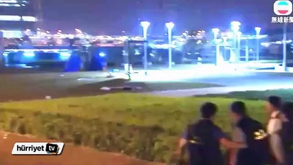 Polis tenha köşeye götürdüğü göstericiyi böyle dövdü