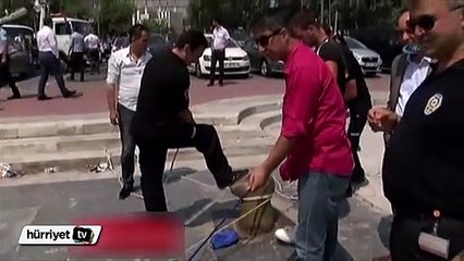 Denize düşmekte olan otomobile Türk usulü kurtarma
