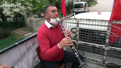 Mahalleli sıkılmasın dediler, kamyon kasasından 'göbek attırdılar'