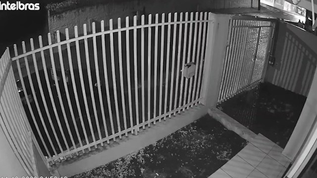 Câmera registra furto de motocicleta de placas AQX-2231