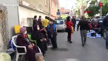 İzmir'de evleri zarar gören depremzedeler taşınıyor