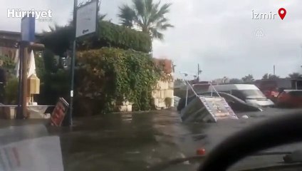 İzmir Sığacık'ta suların yükselmesi ile arabasında mahsur kalan vatandaşın zor anları