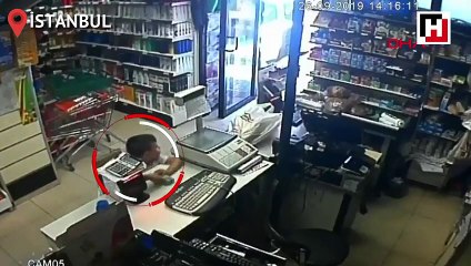 Marketteki çocuğu depremden kaçarken son anda çıkardı