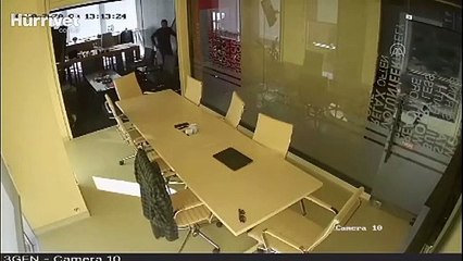Depremin şiddeti iş yeri kameralarına yansıdı