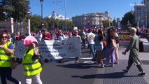 Miles de manifestantes en Madrid exigen una subida de salarios y pensiones según la inflación
