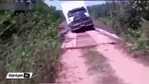 Kamyon dereye düştü