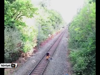 Raylardaki sarhoş adamı kurtaran demiryolu işçisi