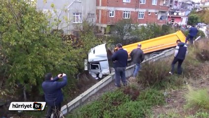 İstanbul'da hafriyat taşıyan TIR dereye uçtu