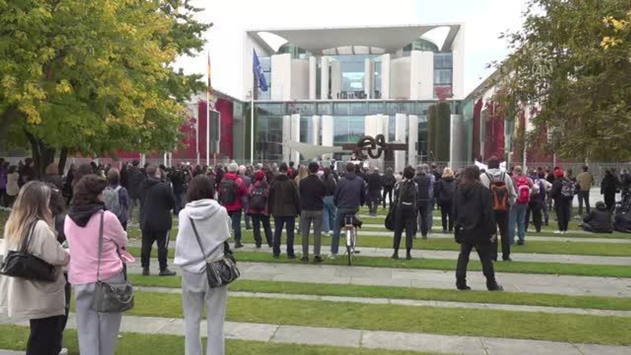 Almanya'da artan fiyatlar Başbakanlık Binası önünde protesto edildi