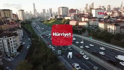 Ümraniye TEM'de kamyonet devrildi, trafik oluştu