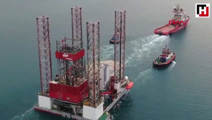 Boğaz'dan petrol platformu geçiyor