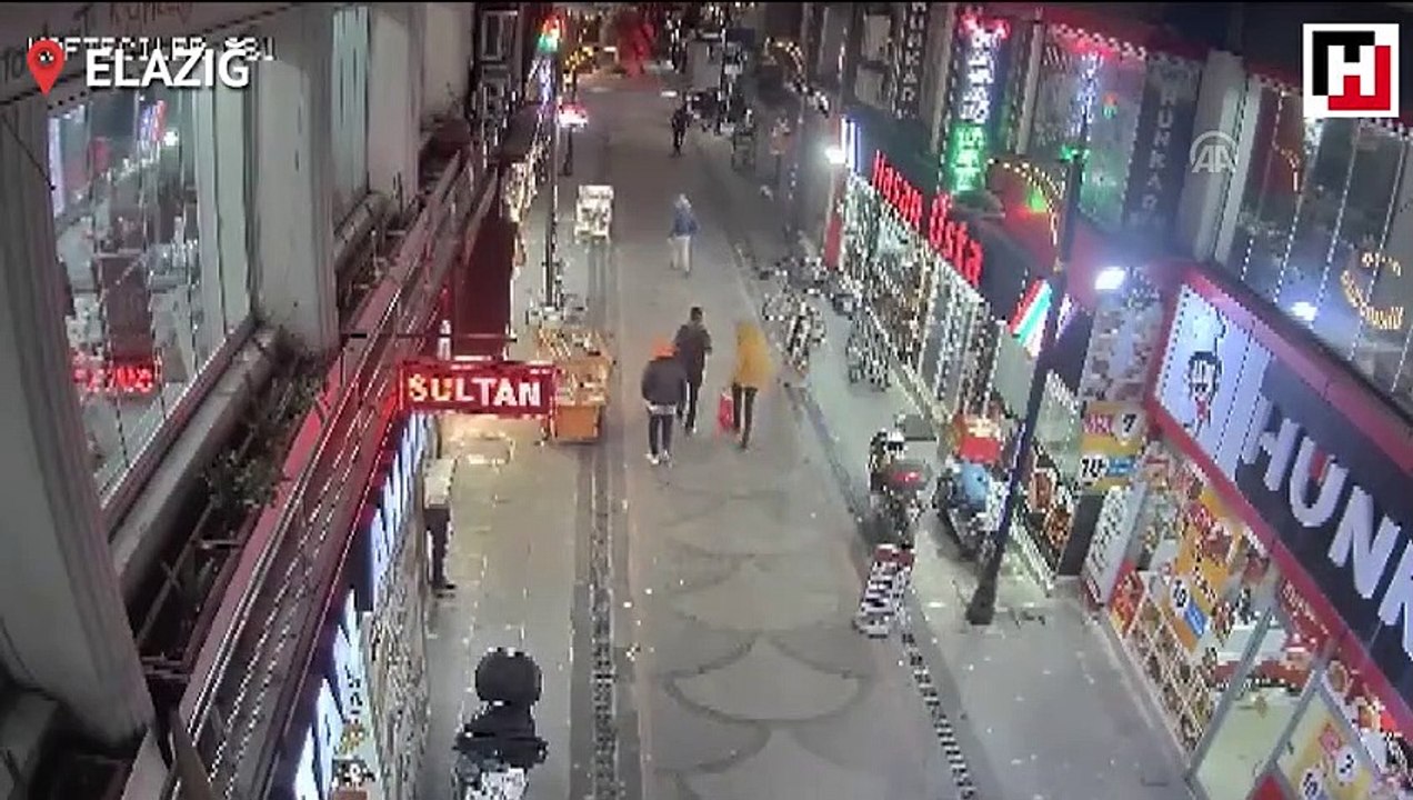 Deprem anında yıkılan binalar güvenlik kamerasında