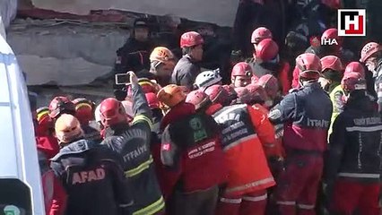 Elazığ'da enkaz altındaki vatandaşlar çıkarılmaya devam ediyor