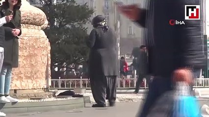 Taksim’de eski kıyafetlerini giyip dilencilik yaptı