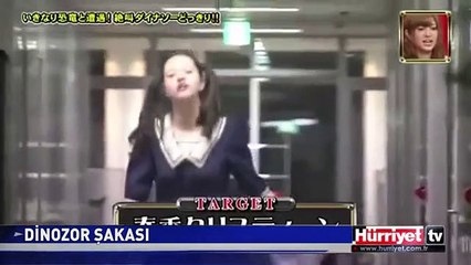 GÜZEL KADIN NE YAPACAĞINI ŞAŞIRDI