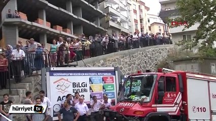 Eyüp'te yolcu minibüsü gecekonduya girdi