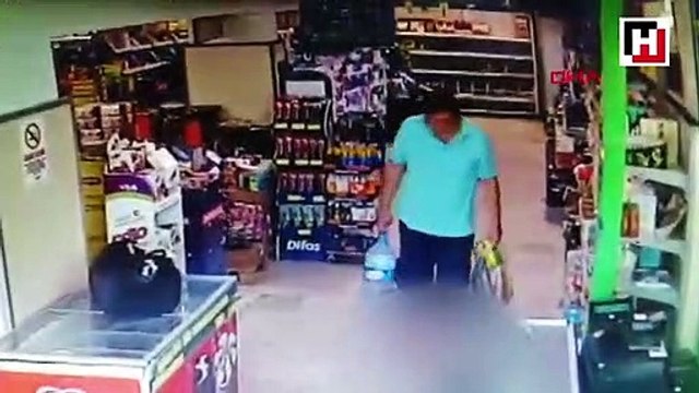 Alışveriş yaparken marketin ortasına dışkısını yaptı