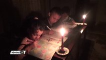 Elektriği olmayan evde üç kardeşin okuma azmi