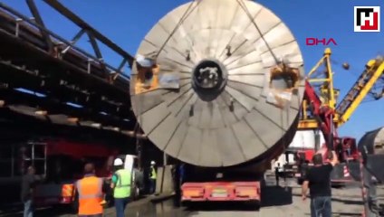 Dev maya tankları köy içindeki iki ev arasına sıkıştı