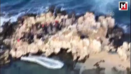 Göçmenler kayalıklarda mahsur kaldı