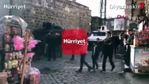 3 yaşındaki kızı kaçırmak isteyen şüphelileri, linç edilmekten polis kurtardı