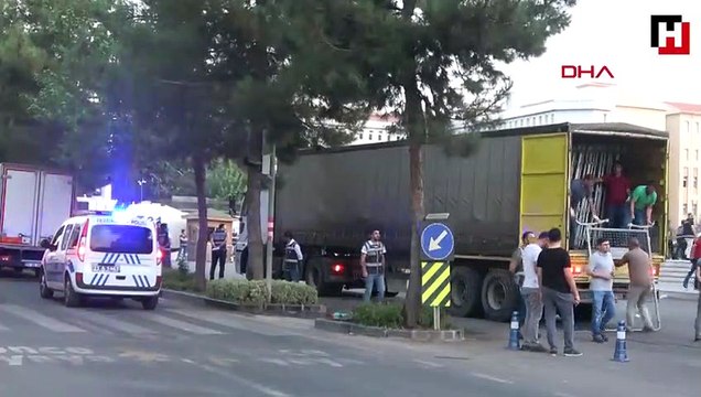 Diyarbakır Büyükşehir Belediyesi polis tarafından çembere alındı