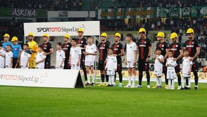 Konya'da tüyleri diken diken eden an! Futbolcular ve hakemler Bartın'da can veren madencileri baret takarak andı