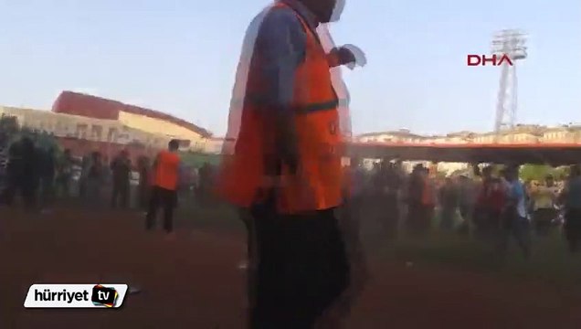 Diyarbakırspor maçında binlerce taraftar sahaya indi maç yarıda kaldı