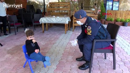 Ekip aracını görüp kaçan minik Bayram'a jandarmadan sürpriz kutlama