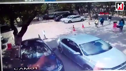 Ayağı takılarak düşme numarası yaptı, 1200 doları çaldı
