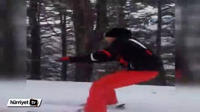 Halat yardımıyla lüks aracın peşinden şarkı söyleyerek kayak yaptı