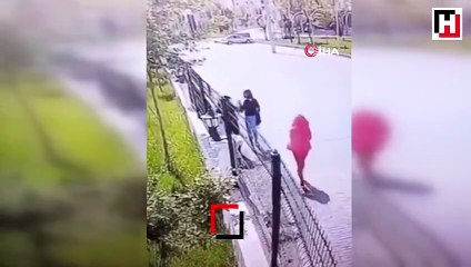 Biri çantasını tuttu, diğeri tekme tokat böyle saldırdı