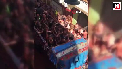 Domates savaşı renkli görüntüler oluşturdu