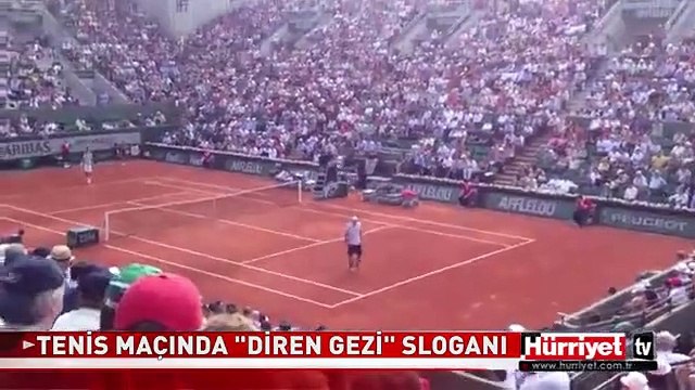 TENİS MAÇINDA DİREN GEZİ SLOGANI