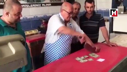 Turks destroy dollars, break iPhones as reaction to US sanctions