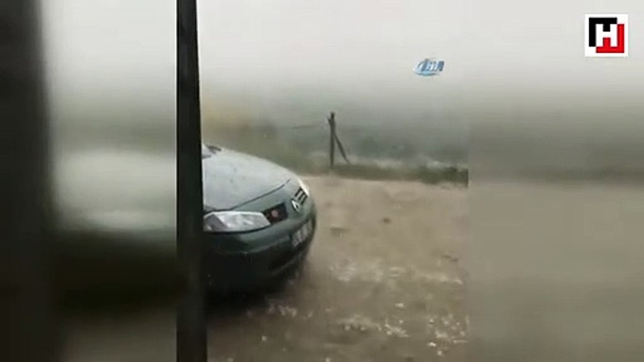 Yumurta büyüklüğünde yağan dolu, aracın camını kırdı