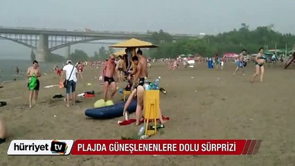 Plajda güneşlenirken doluya yakalandılar
