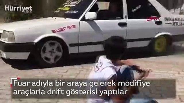 Fuar adıyla bir araya gelerek modifiye araçlarla drift gösterisi yaptılar