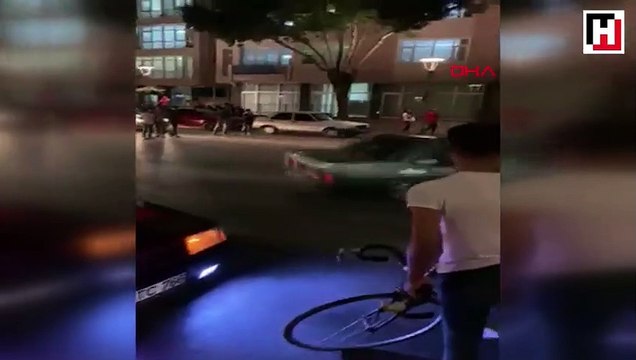Trafiğe ve insanlara aldırış etmeden cadde ortasında drift yaptı