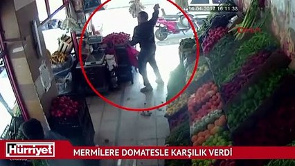 Manav, tüfekli saldırgana domates attı