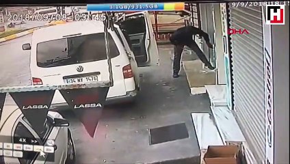 Kepengi açamayınca araçla dükkana girdiler