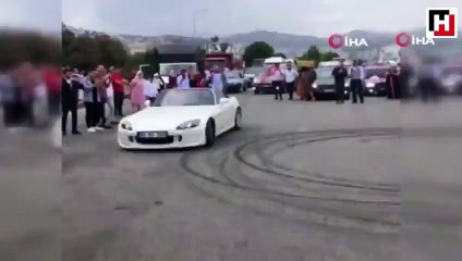 Lüks otomobillerle yolu kapatıp drift yaptılar