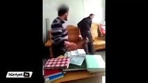 Öğrencilerini sopayla döven öğretmene tepki yağdı