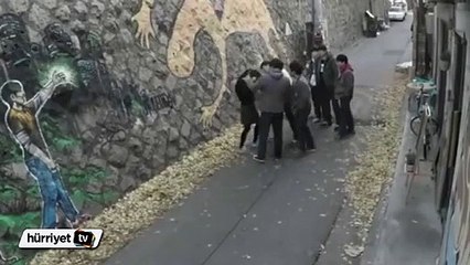 Genç kız yedi adamı fena dövdü