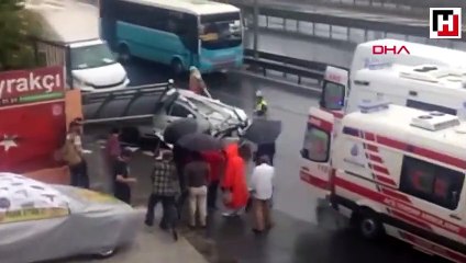 Otobüse çarpan otomobil durağa girdi