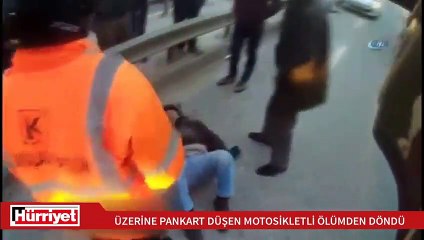 Üzerine pankart düşen motosikletli ölümden döndü
