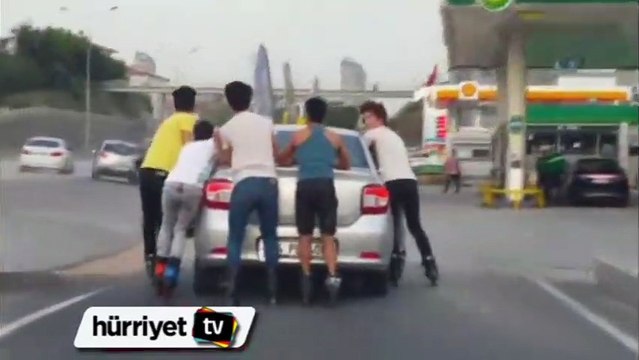 Çok tehlikeli hareketler bunlar! E-5'te paten macerası!