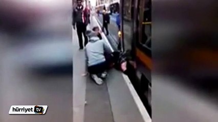 Genç kızı tramvayı iterek kurtardılar