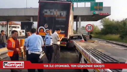 Düzce'de TIR ile otomobil TEM gişesinde sıkıştı