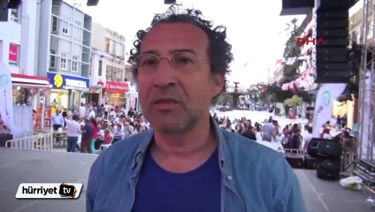 Salon tahsis edilmeyen tiyatro sokakta sahnelendi